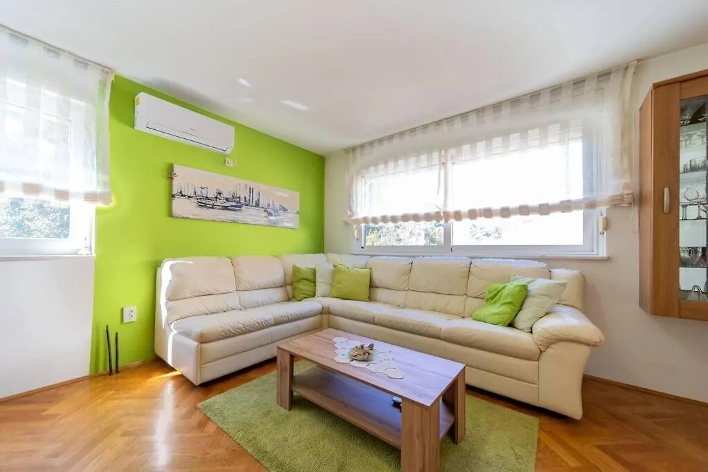 Palit Apartman Patrikana شقة